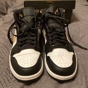 Air Jordan 1 Mids